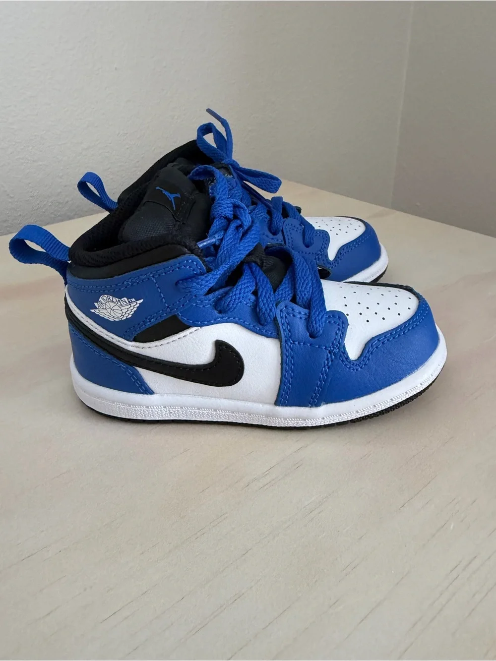 Nike Toddler Air Jordan Low-Top Sneakers in Blue, White & Black